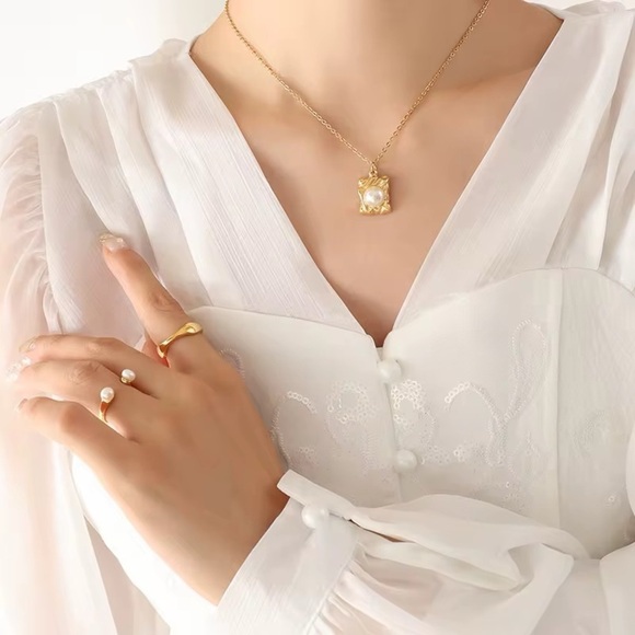 18K Gold Plated Pearl Pendant Necklace - Picture 3 of 7